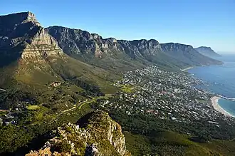 Die Zwölf Apostel, davor der Kapstadter Vorort Camps Bay