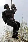 Detailaufnahme der Puppe am Drahtseil