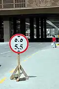 Arabische und europäische Ziffern auf einem Verkehrsschild für Höhenangabe in Abu Dhabi; Zifferntastatur eines arabischen Geräts