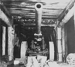 Eine in einer Höhle versteckte Typ&nbsp;89 Kanone während der Schlacht um Okinawa 1945