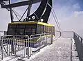 Eine Kabine der 150er Tux auf der Bergstation am Gipfel der Wanglspitze.