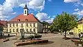 Marktplatz mit Rat­haus