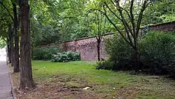 Die alte Friedhofsmauer vom Hirschgraben aus gesehen