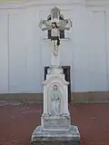 Das Steinkreuz vor dem Kirchenportal