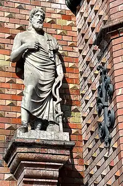 Statuen von Hippokrates und Hygieia an der Fassade