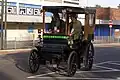 Als Tonneau von 1899 mit dem britischen Kennzeichen AJ 45, hier beim London to Brighton Veteran Car Run im November 2006