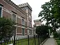 1901–1904 – „L’Arsenal du Charroi“ zu Etterbeek (Brüssel), Henri van Dievoet, Architekt.
