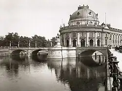 Kaiser-Friedrich-Museum mit Reiterstandbild Friedrichs&nbsp;III., 1905