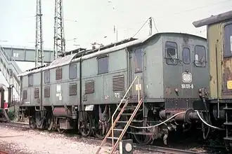 Bayerische E 91.0, ausgemustert, ab 1983 stationäres Gerät im Ausbesserungswerk (AW) Frankfurt (M) als stationärer Trafo für das Prüffeld