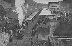 Eröffnungszug in Herisau. Hinter den Loks ein Gepäckwagen, dann sechs Personenwagen der BT und sechs Personenwagen der SBB.