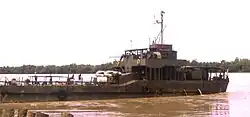 Fährschiff der portug. Marine in Bambadinca 1973: im portug. Kolonialkrieg war der Ort ein bedeutender portugiesischer Stützpunkt
