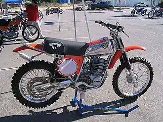 Motocross: 400er Maico von 1974 mit grobstelligem Profil für unbefestigten Untergrund