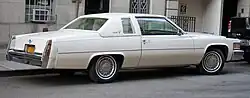 Cadillac Coupé DeVille 1979 (links) und 1980 (rechts)