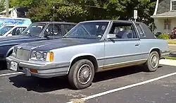 Frontpartie der ersten Serie (Sedan; links) und der Facelift-Generation (Coupé, rechts)