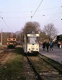 Straßenbahntriebwagen Tw&nbsp;05 und Lok 15 an der Endstelle der Strausberger Eisenbahn, 1991