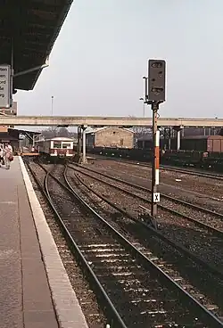 Ein Zug nach Strausberg Nord hat soeben die Weichenverbindung vom S-Bahnhof zum Fernbahngleis&nbsp;1 passiert, 1991