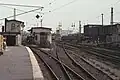 Fernzug­gleise Richtung Osten mit Fahr­leitungs­beginn, rechts die Halle des tieferliegenden Bahnbetriebswerks, 1991