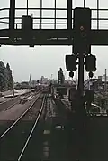 Von Warschauer Straße kommen­des S-Bahn-Gleis, Zug der Reihe 275 in der Ab­stell­gruppe, links unten der Wrie­zener Bahn­hof, 1991