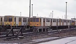 Doppeltriebwagen Baureihe&nbsp;D in Ost-Farbgebung in der Abstellanlage Hönow, dahinter ein EIII, 1991