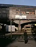 Südliche Mittelstütze des Hochbahnhofs, dahinter die Treppe zum Untergrundbahnhof, 1992