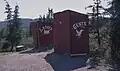 Geschlechtergetrennte Toilettenhäuschen (Plumpsklos) in Chicken, Alaska