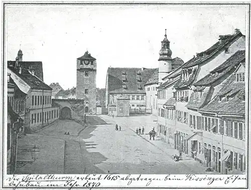 Steinweg mit (von links): Wachtturm, Spital und Spitalkirche mit Turm. Links das Tor zum Friedhof. Das Vortor vom Wachtturm (in Straßenmitte) war bereits abgerissen