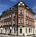 Farblich und materialmäßig in Rustizierung abgesetztes Sockelgeschoss (Falkenstein/Vogtland)