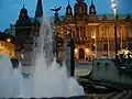 Abendansicht: Brunnen vor Rathaus