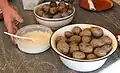 In der Glut gegarte Kartoffeln mit Zwiebelsalat
