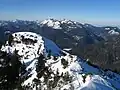 Vorgipfel des Trainsjochs im Winter, Rotwand und Hochmiesing im Hintergrund