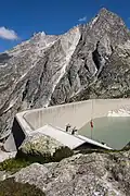 Innenseite der Staumauer bei Niedrigwasser