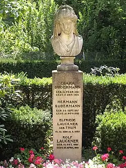 Die Grabstätte der Sudermanns auf dem Friedhof Grunewald.[13]