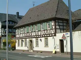 Vorderfront; hinten links Mündung der Marktstraße