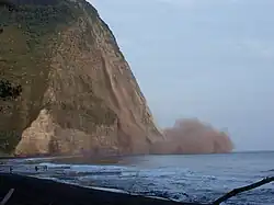 Einstürzende Klippe am Eingang des Waipiʻo Valley während des Erdbebens von 2006.