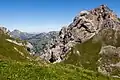Rocher à Pointes. Im Hintergrund mittig links der Dent de Combette