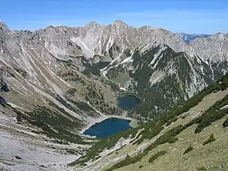 Soiernkessel mit Seen und Soiernhaus (rechts vom oberen See)