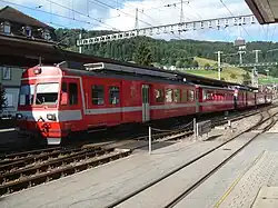 Aus dem Jahr 1986 stammender Triebwagen BDe 4/4 II 33 an der Spitze eines verstärkten Zuges