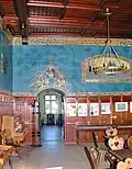 Wandgemälde d. Schlosses Friesen (hinter dem Kronleuchter) im „Metzsch-Zimmer“ der Burg Mylau. Ab 1892.