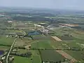 Schrägluftbild auf die Mülldeponie und die angrenzende Landschaft der nördlichen Nachbargemeinden