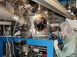 Targetkammer des Z6-Experimentierplatzes (UNILAC) für Ionen- und Laserstrahlexperimente.[10]