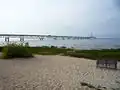 Blick vom Ort auf die Mackinac Bridge und die Mackinacstraße