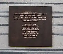 Gedenktafel an der Residenz, zum Gedenken an die getöteten Polizisten, enthüllt am 9.&nbsp;November 2010