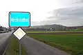 Ortseingang an der Hauptstrasse 1 von Hellsau her kommend