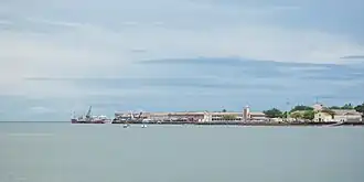 Ana Chaves Bay und das Zentrum von São Tomé.