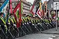 Die Männer- und Burschenführer „präsentieren ihr Gewehr“ bei der Aufstellung