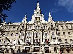 Palais mit Café New York