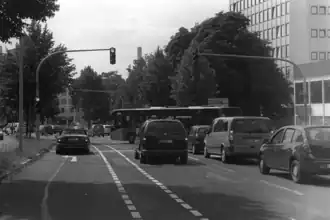 Der Bus kann zum Linksabbiegen am nachfolgenden Knotenpunkt (ca.&nbsp;30m) alle Fahrstreifen queren. Die Freigabe des Individualverkehrs erfolgt danach, zeitlich versetzt.