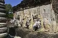 Stuckrelief und Elefanten am Sockel der Chedi