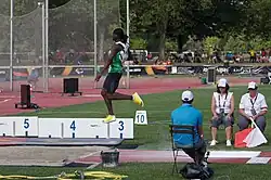 Osamah al-Shanqiti beim Weitsprung während der Leichtathletik-Weltmeisterschaften der Behinderten 2013 in Lyon. Er beendete den Wettbewerb auf Platz sechs.