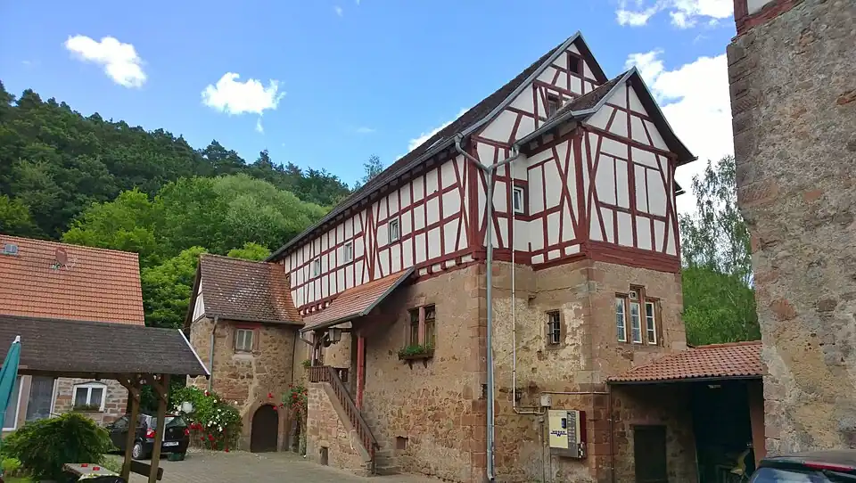 Ab 1357 bis zu ihrem Erlöschen hatten die Gans von Otzberg Schloss Nauses zu Lehen